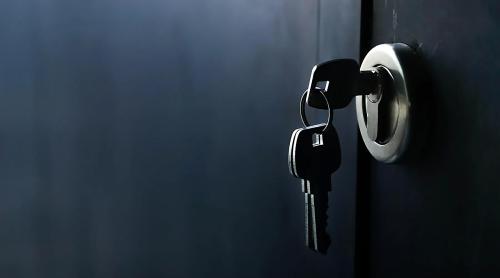 Как выбрать и заменить личинку замка на входной двери