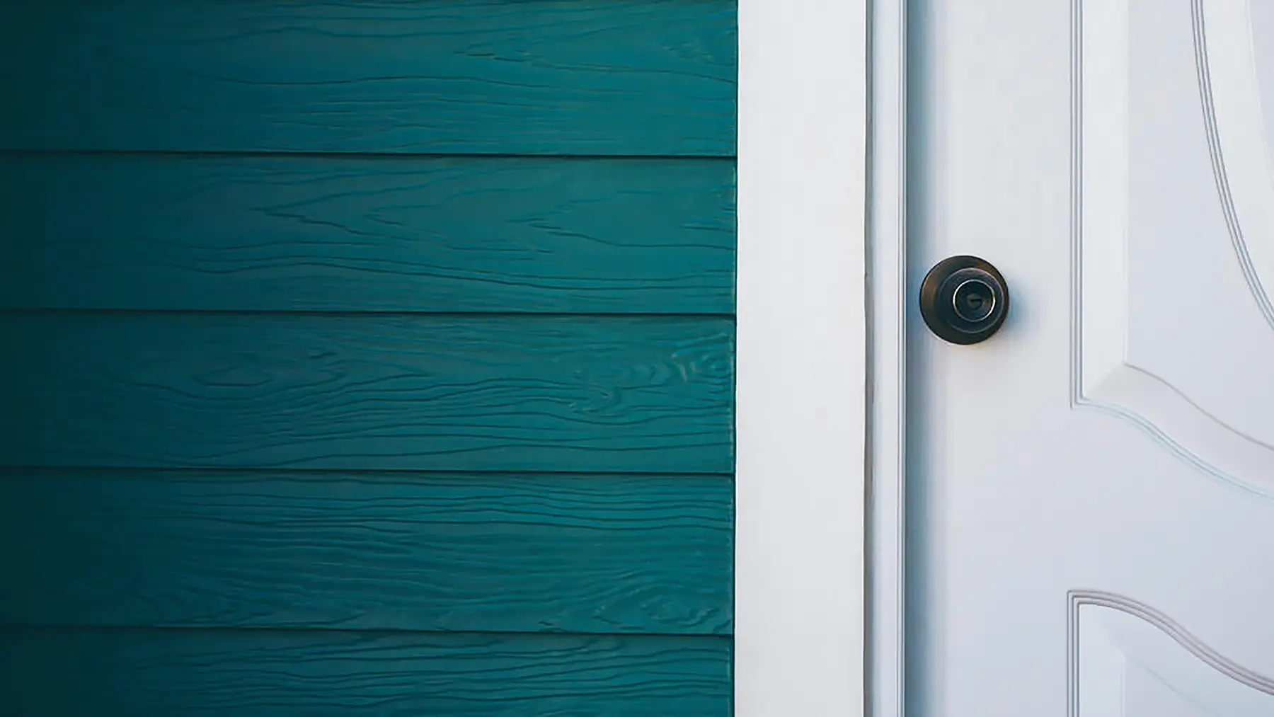 Почему межкомнатная дверь задевает пол или дверную коробку