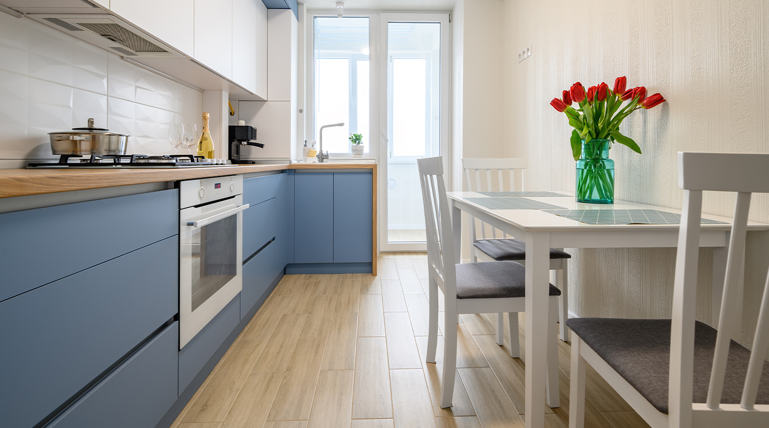 Голубая кухня с деревянной столешницей визуализация