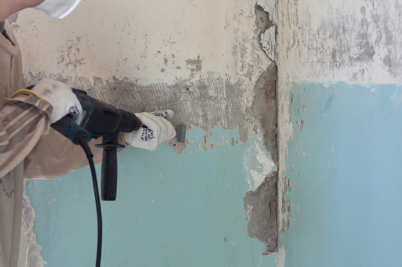 Как удалить краску с бетонной стены: эффективные способы обработки