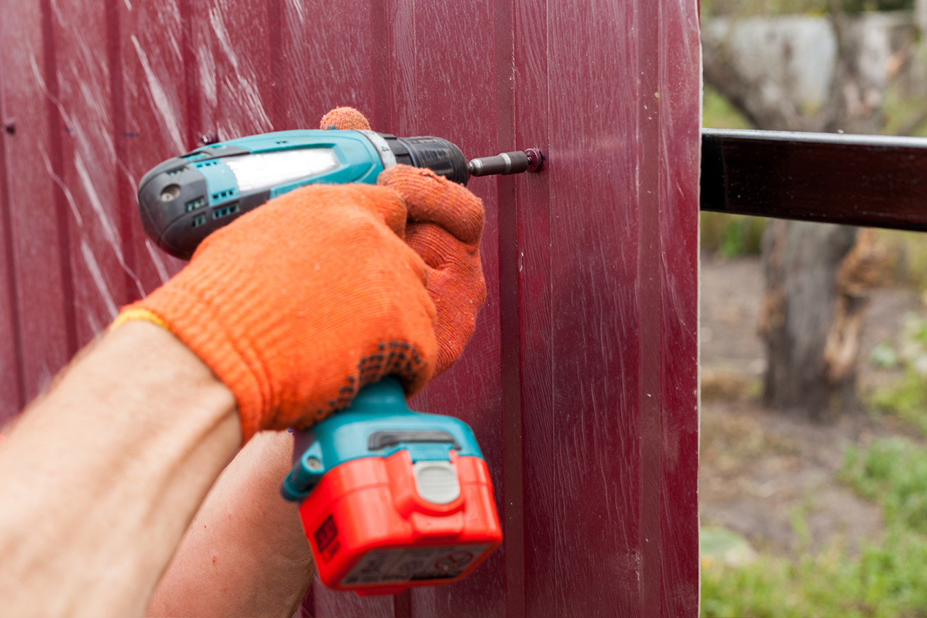 Строительство забора из профнастила своими руками - «Петрович.Знает»