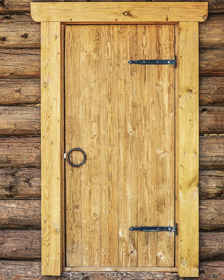 Деревянная дверь в избу