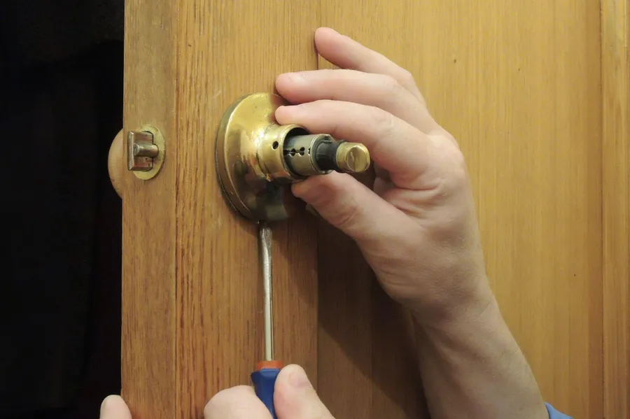 Как разобрать дверную ручку со встроенной защёлкой