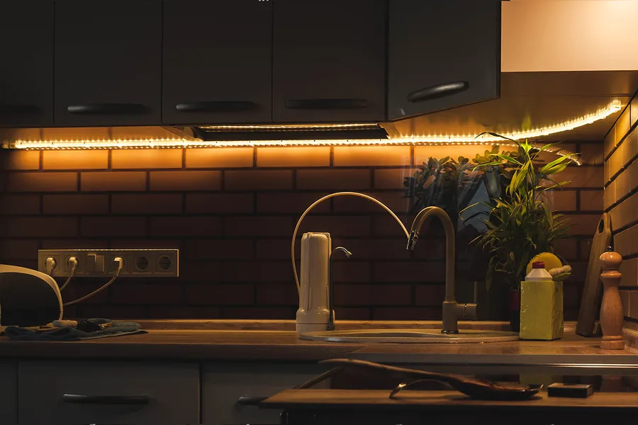 Установка светодиодной ленты на кухне: пошаговая инструкция с фото