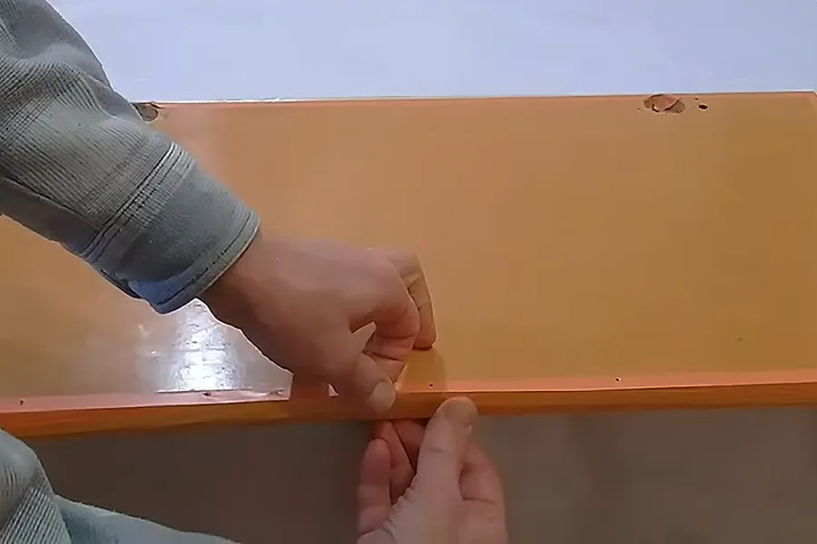 Как правильно клеить самоклеющиеся панели на стену
