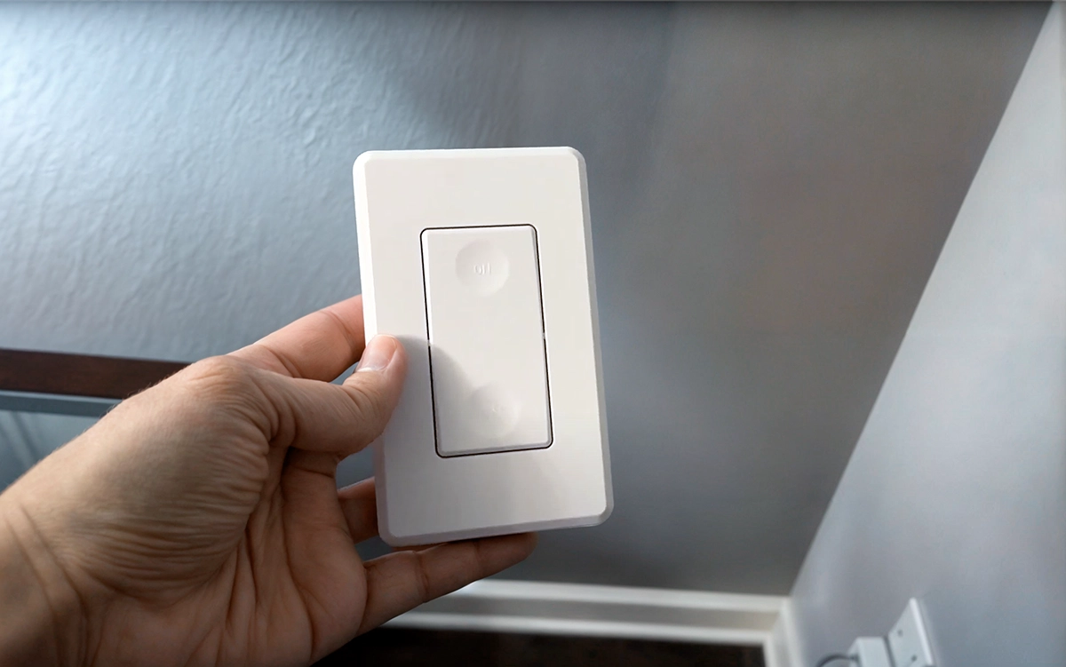 Беспроводной выключатель можно зафиксировать на скотч