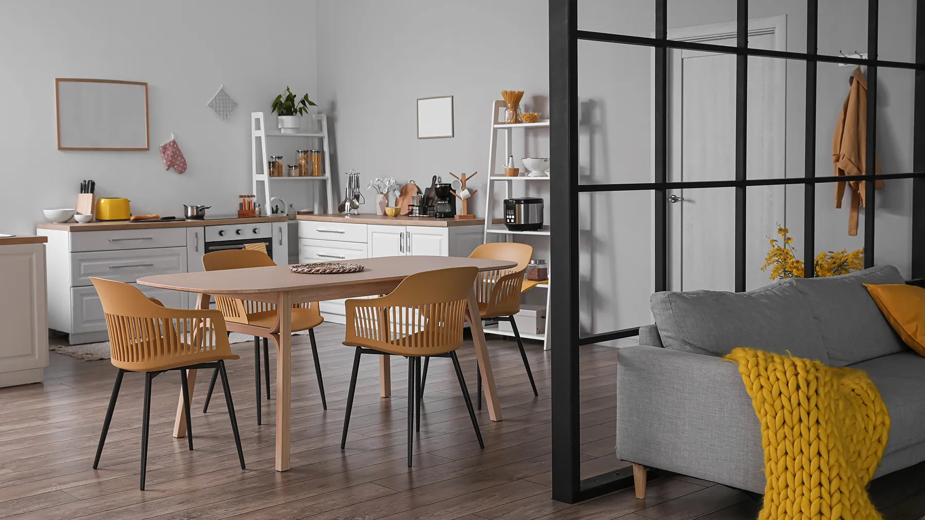 Перегородка с прозрачными стеклянными вставками