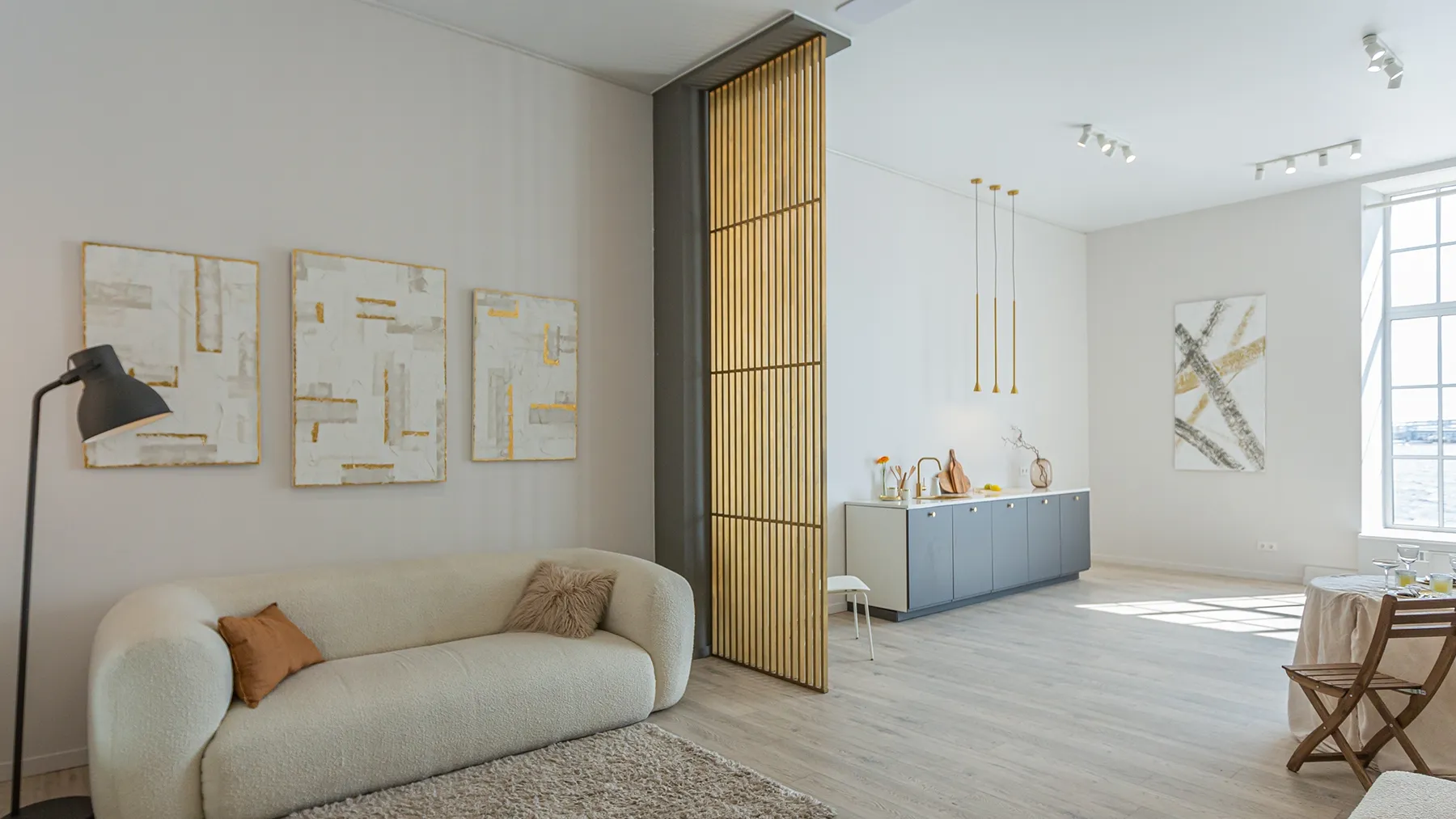 Деревянная перегородка, отделяющая зону отдыха