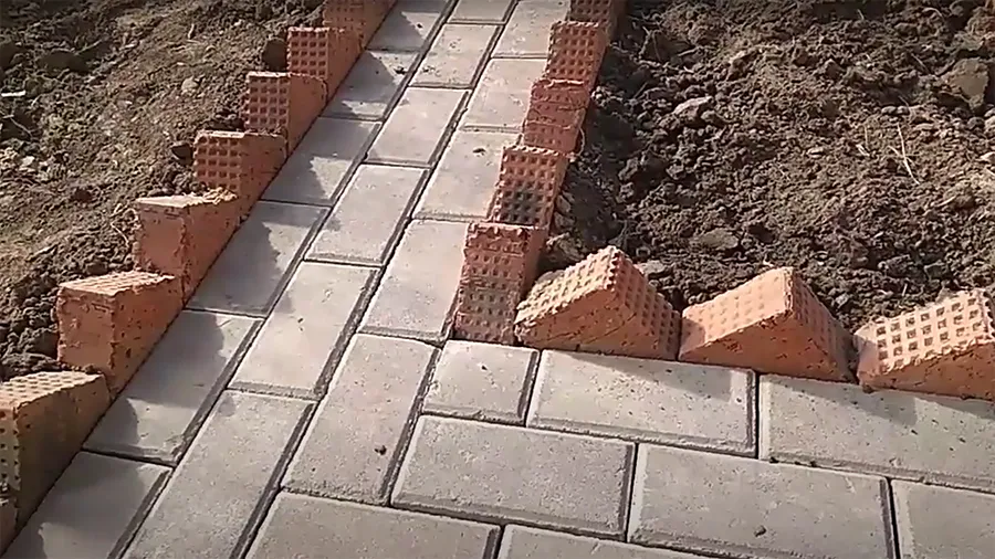 Грядка с ограждением из кирпичей