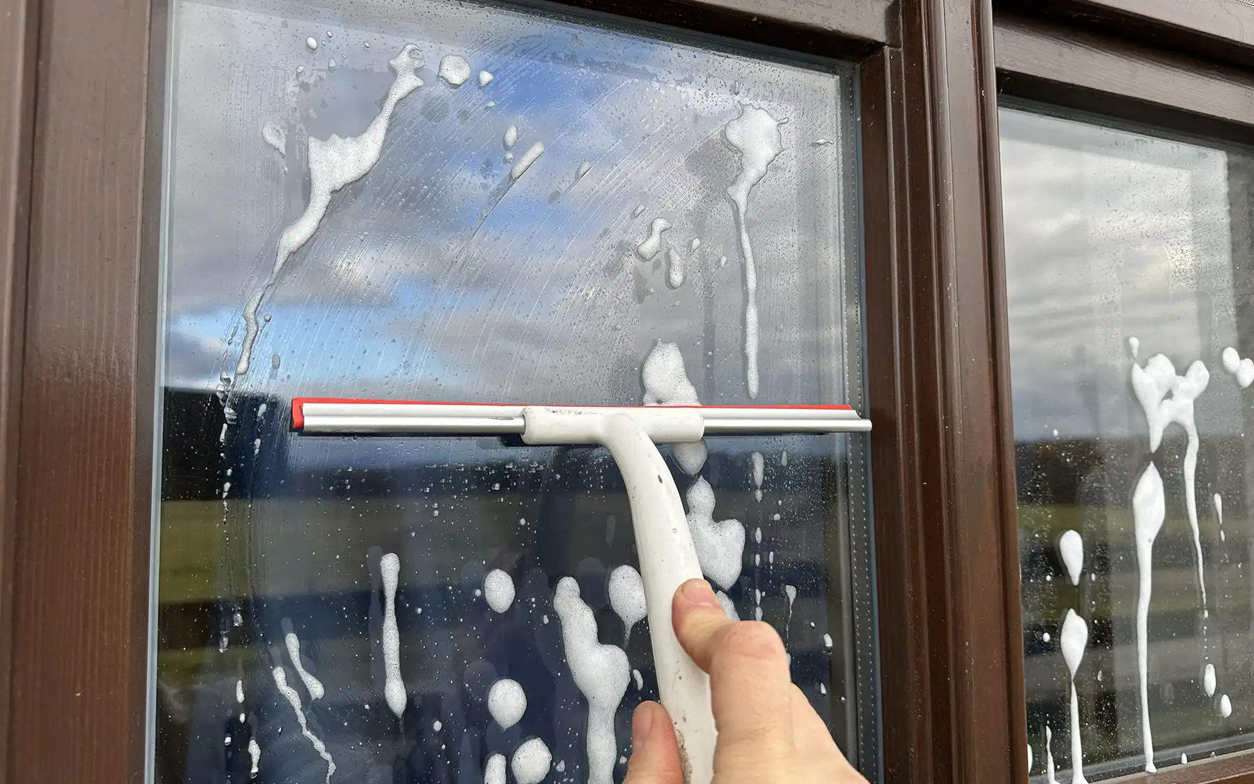 Мойка окна водосгоном.