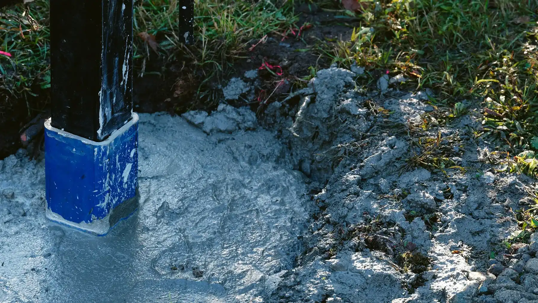 Бетонирование столбов для забора из евроштакетника