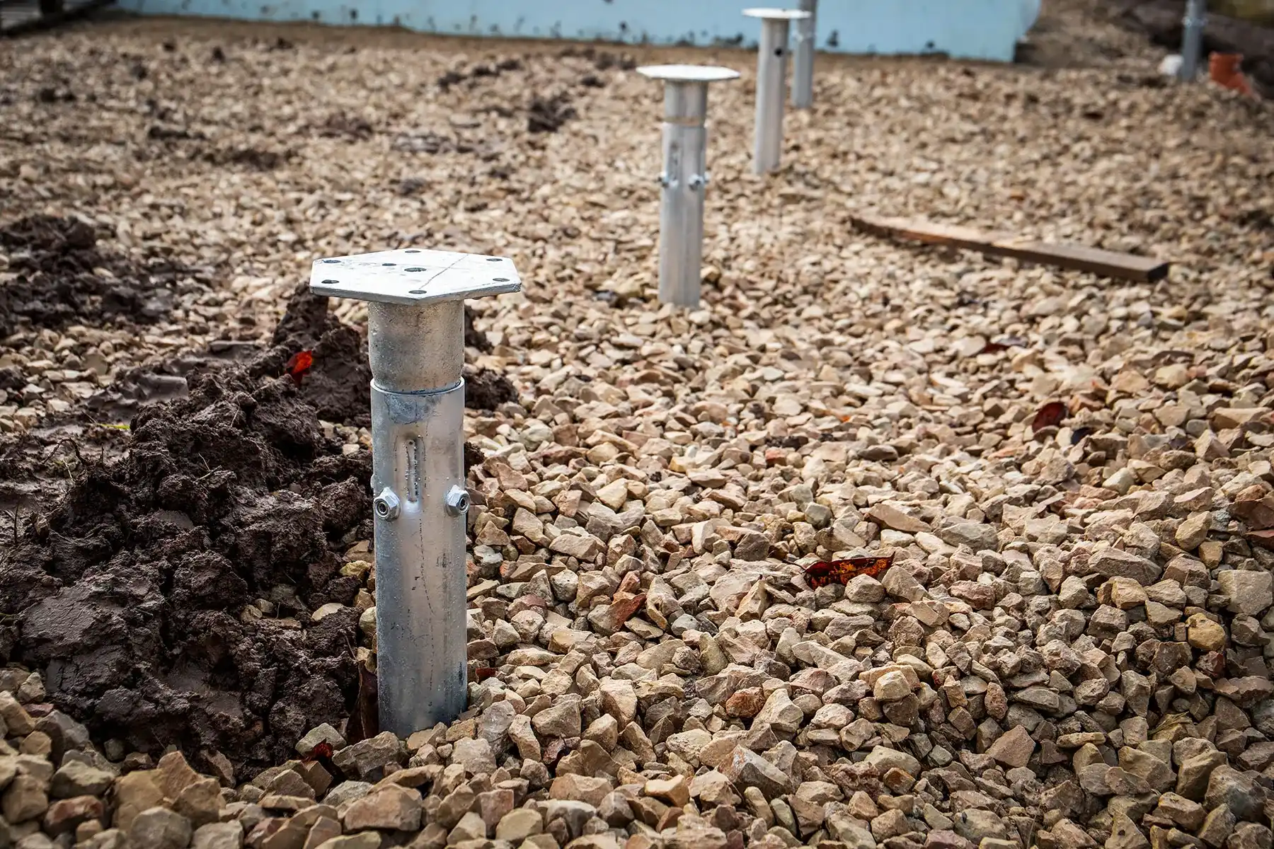 Винтовые сваи для забора из евроштакетника