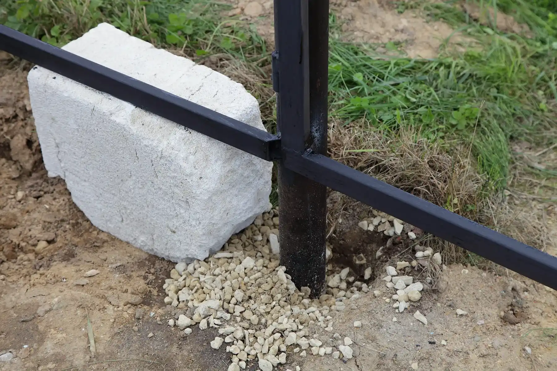 Опоры, засыпанные щебнем