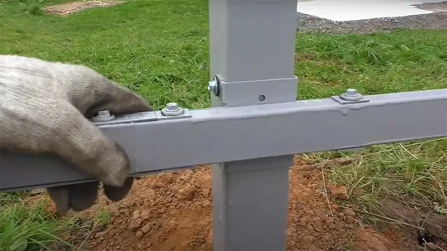 Соединение лаг с помощью кронштейна