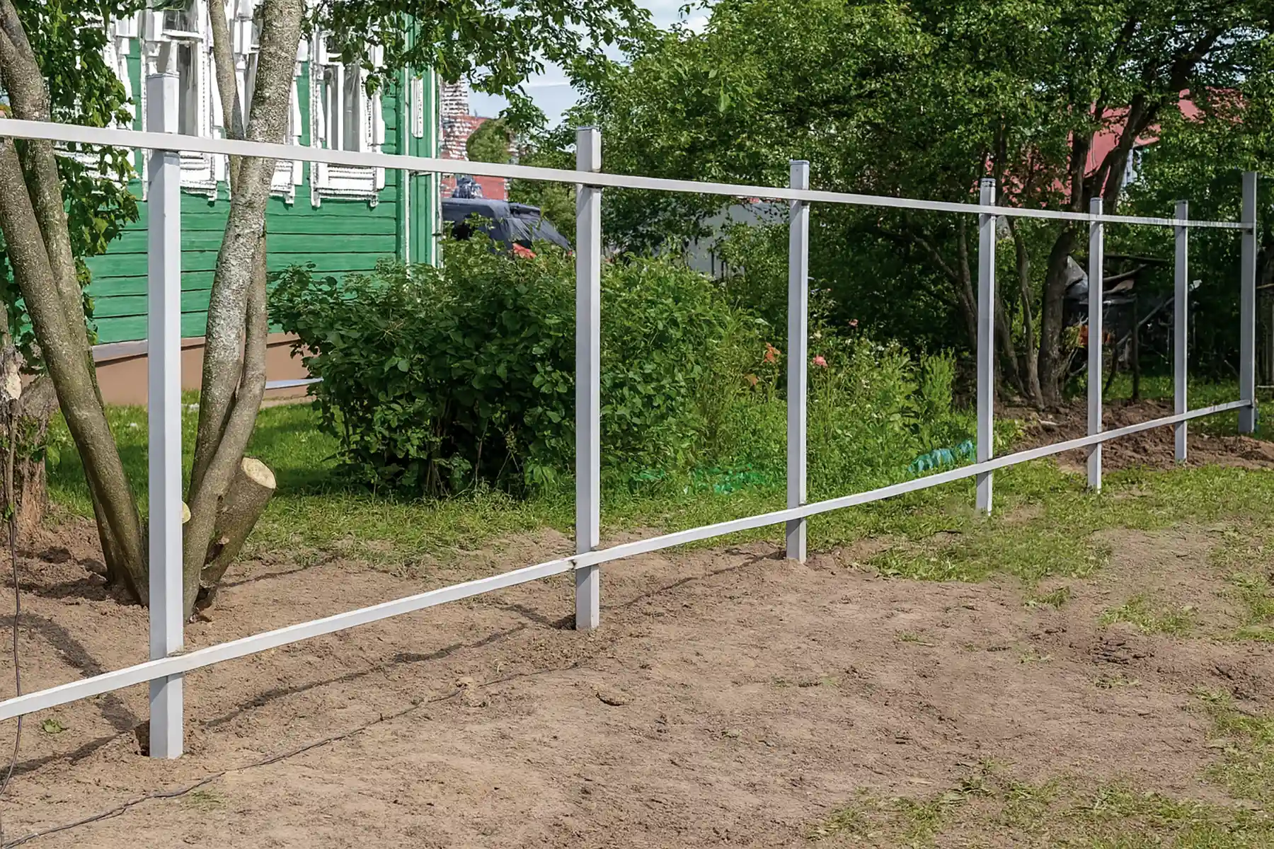 Установленные на столбы лаги для забора из евроштакетника