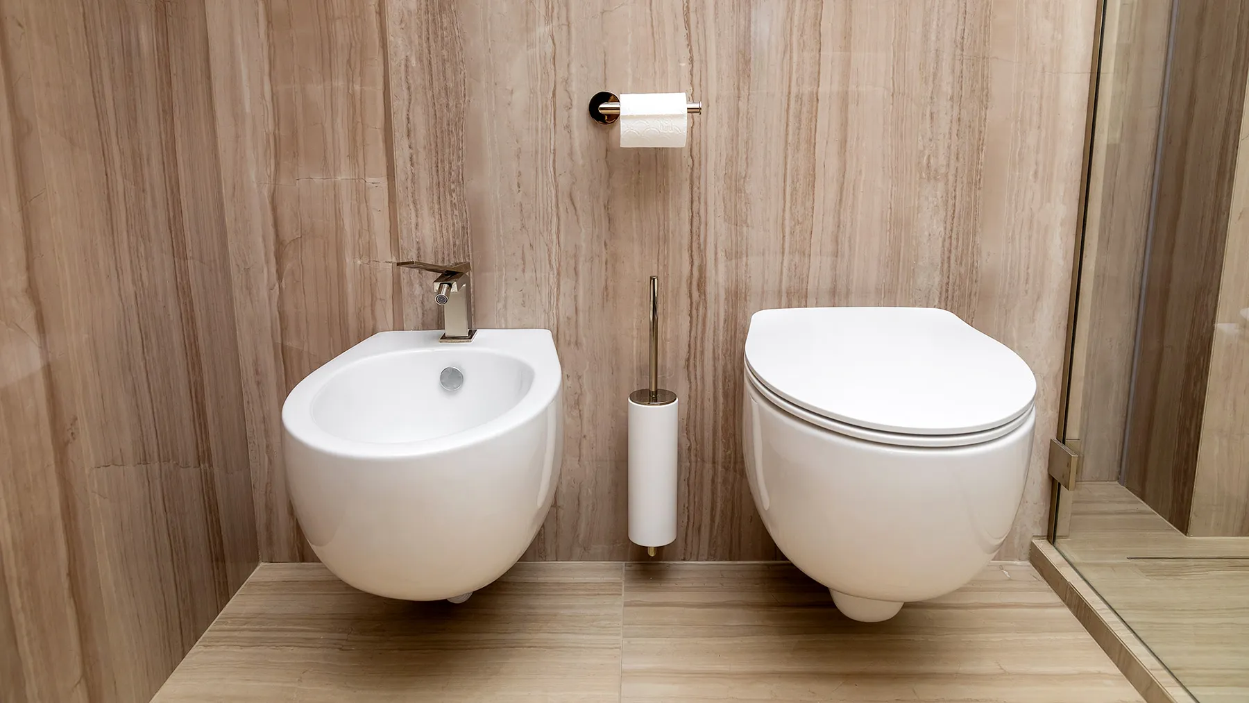 Подвесное отдельное биде слева от унитаза