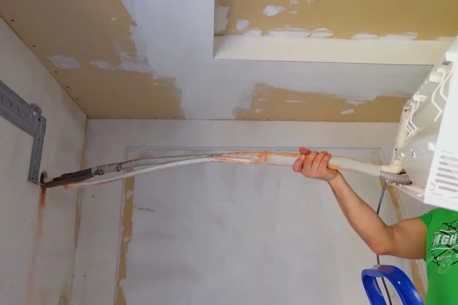 Вытягивание межблочной трассы кондиционера