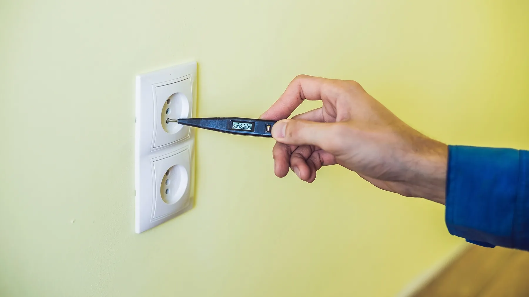 Проверка функционирования розетки. Источник shutterstock.com