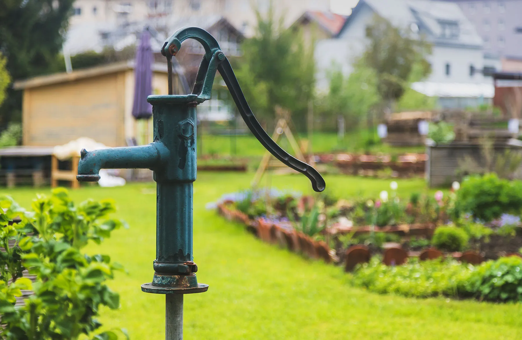 Ручной насос на колодце