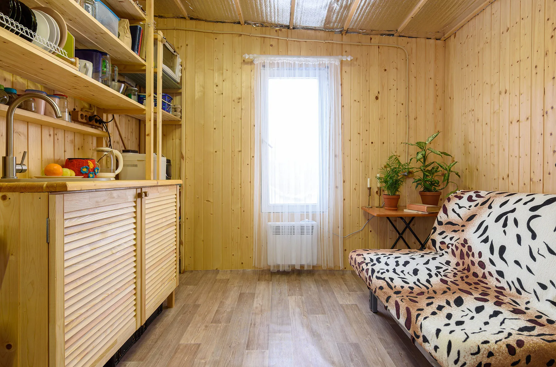 Линолеум под дерево в дачном домике