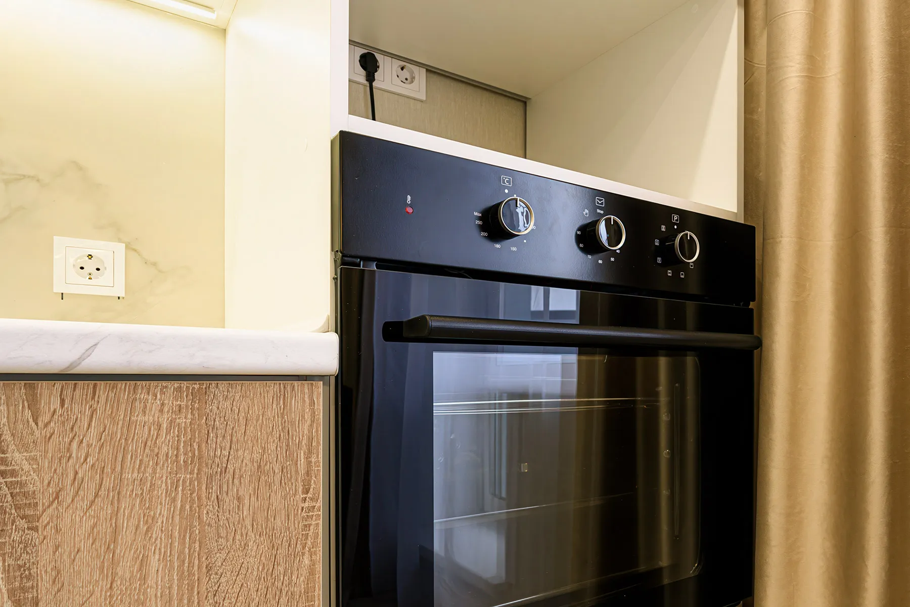 Вариант расположения розетки для духового шкафа в колонне