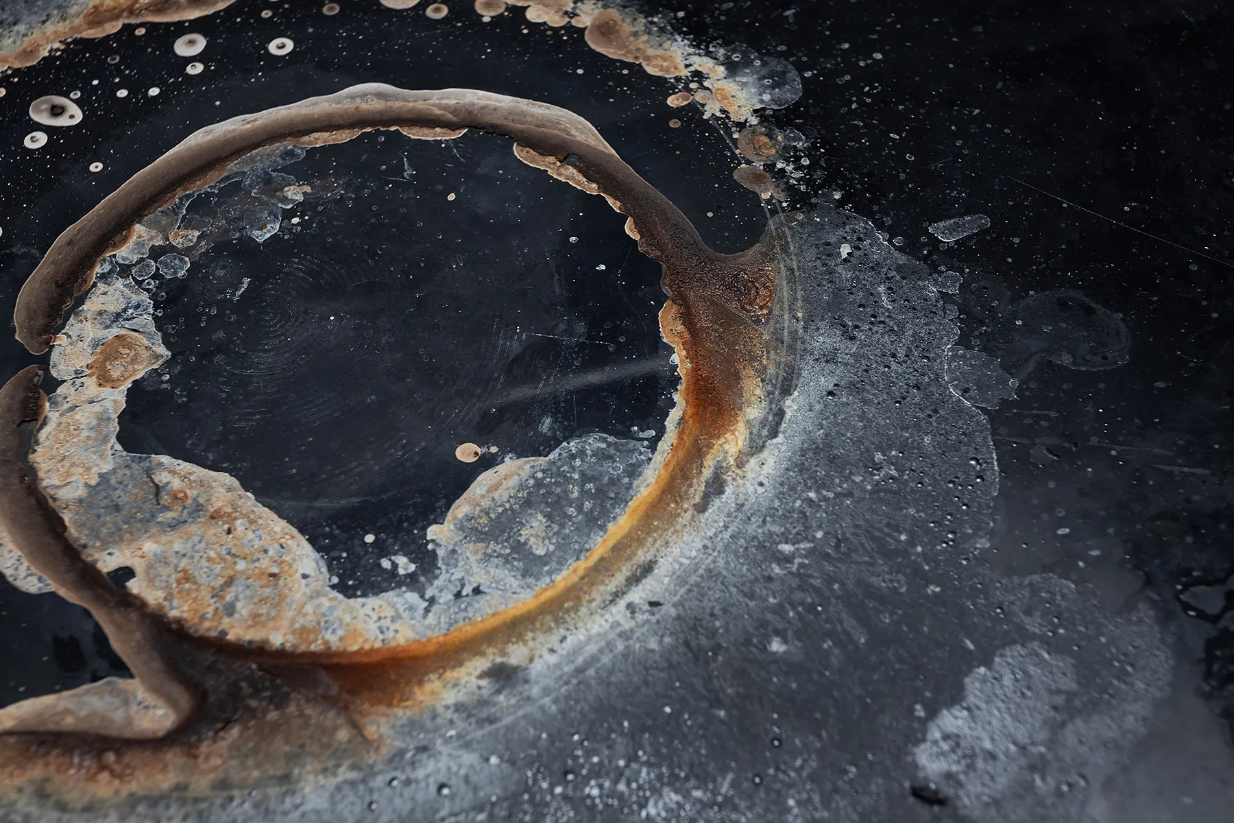 Пригоревшие следы на электрической плите после готовки