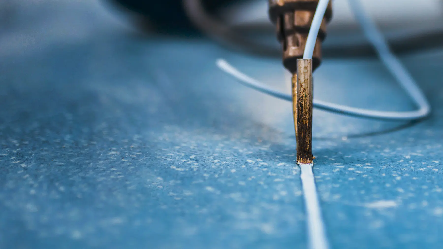 Чем и как склеить линолеум в домашних условиях