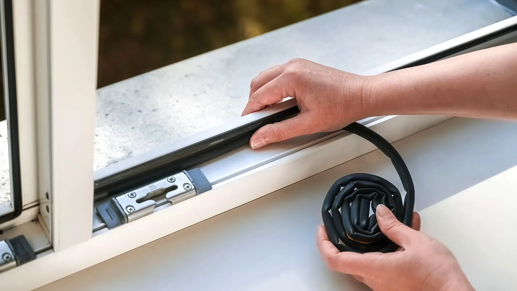 Замена уплотнителя на пластиковом окне