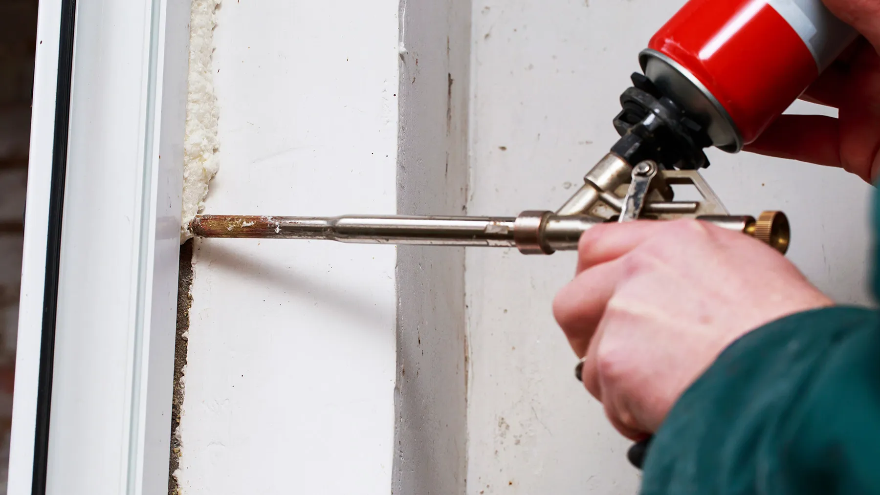 Запенивание монтажного шва на откосе окна