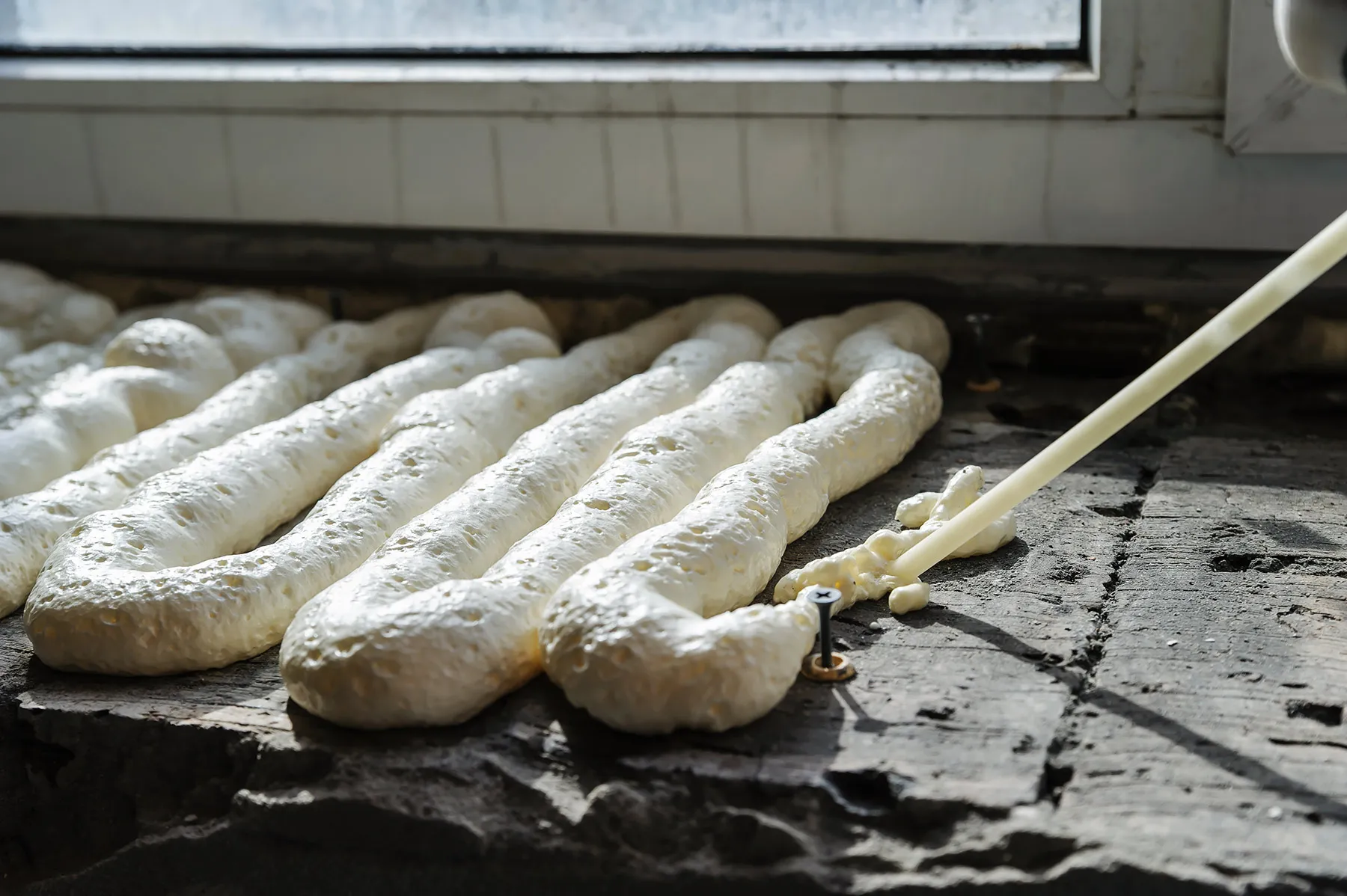 Запенивание отлива пластикового окна