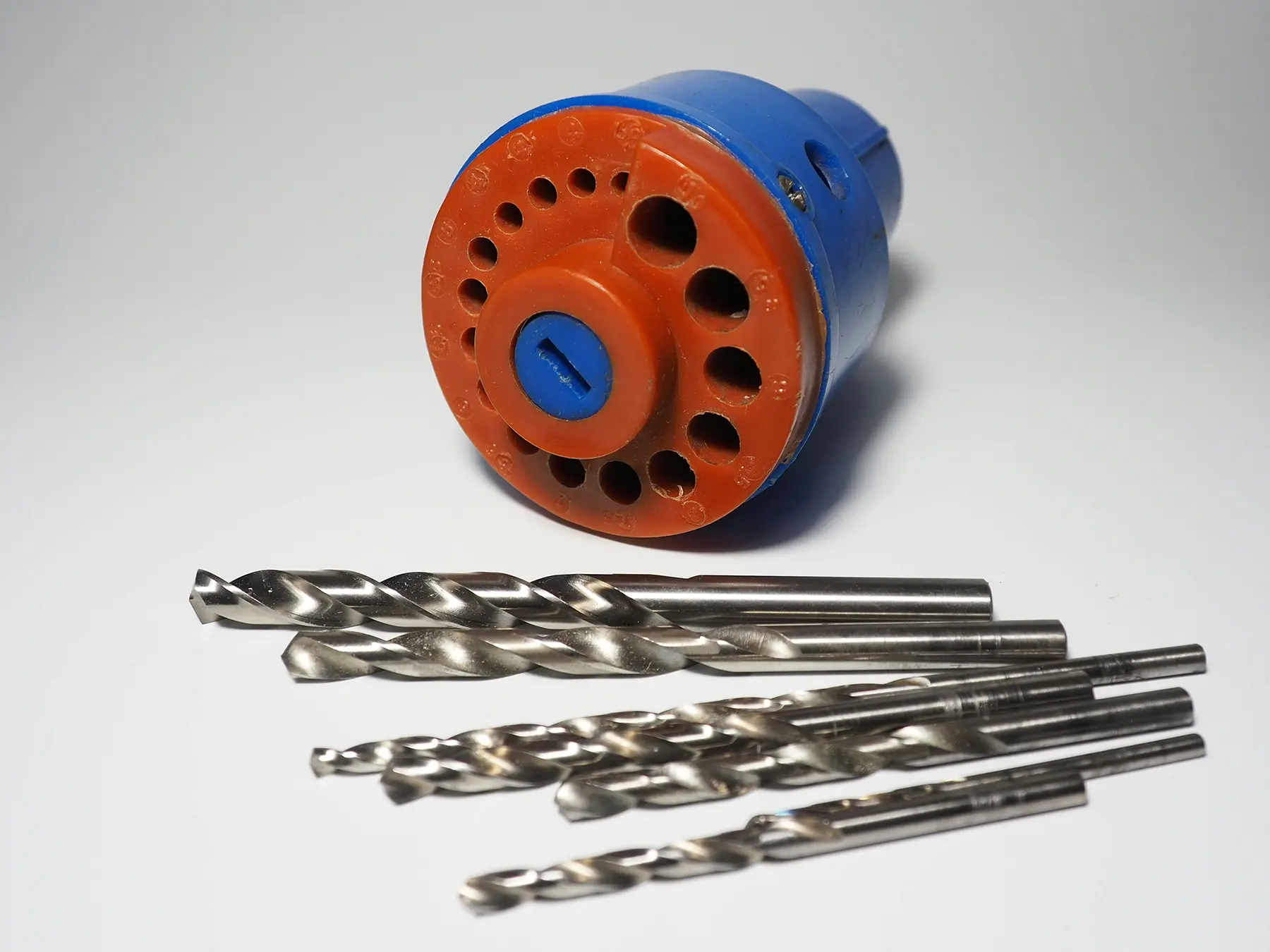 Специальная насадка на дрель для заточки сверл разного диаметра