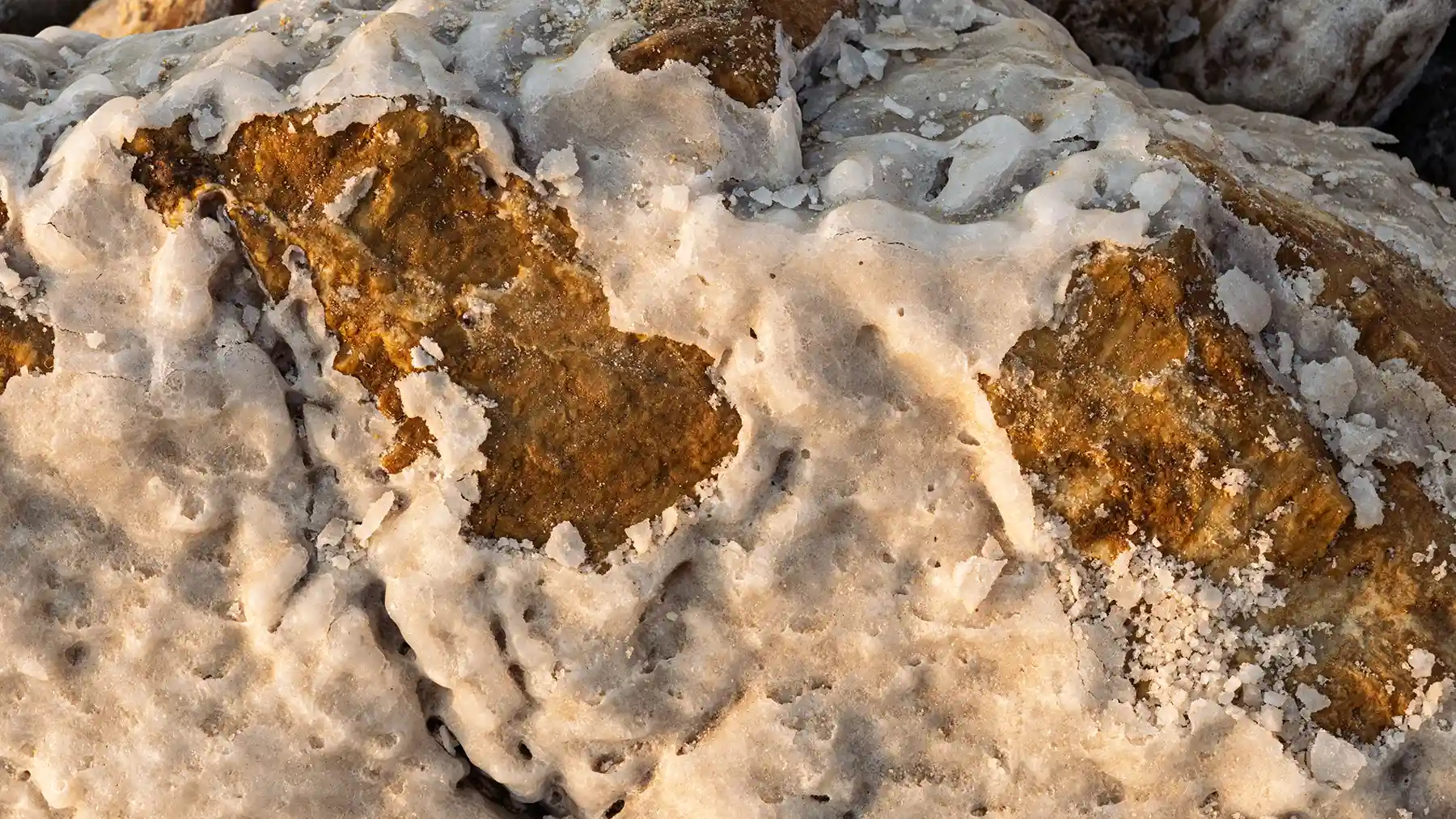 Камень с карбонатным налетом