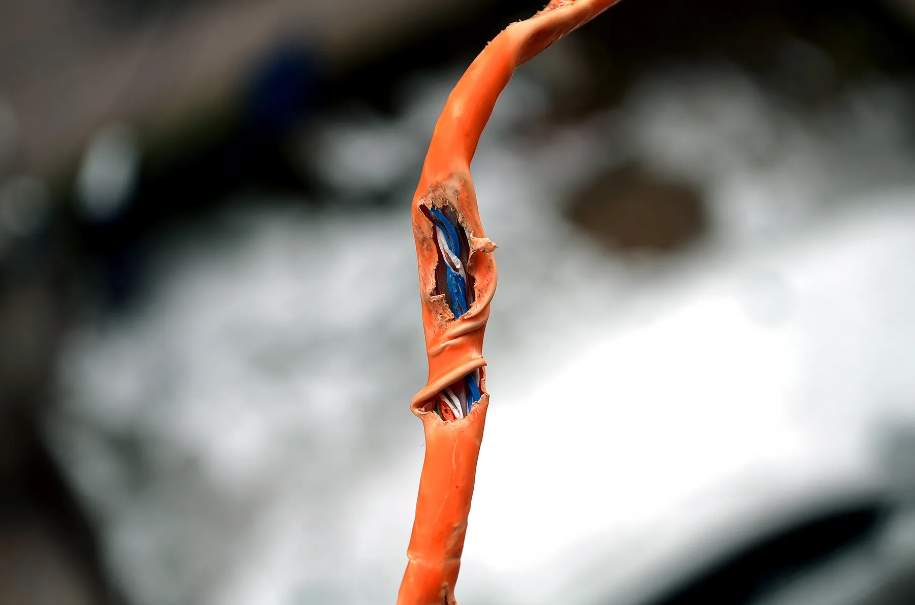 Поврежденная изоляция провода