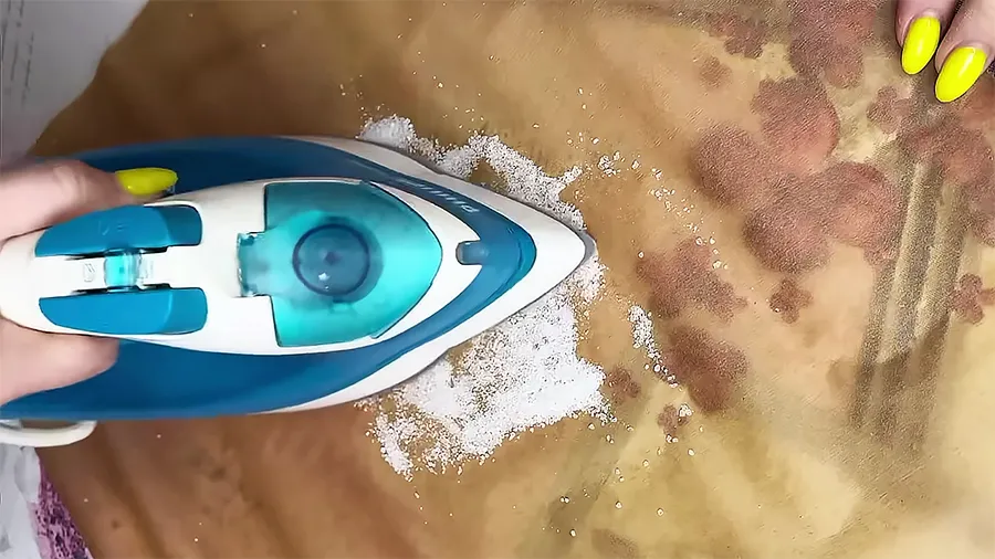 Чистка подошвы утюга солью