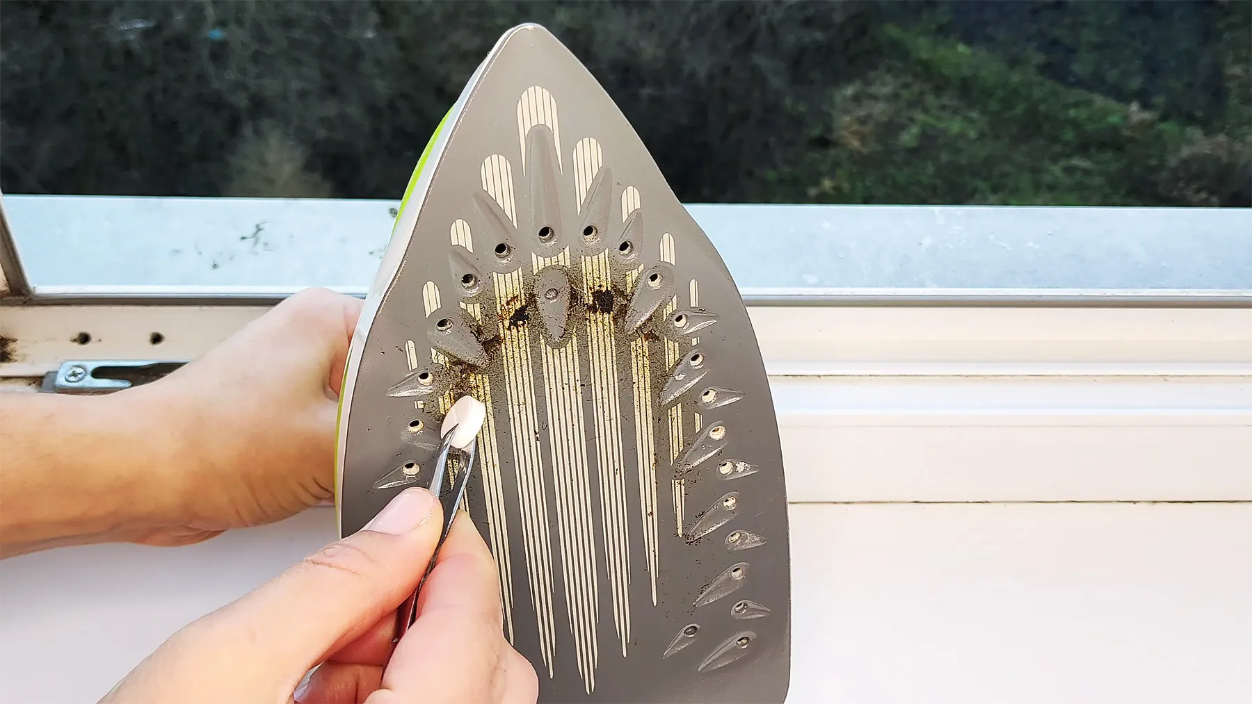 Чистка подошвы утюга парацетамолом