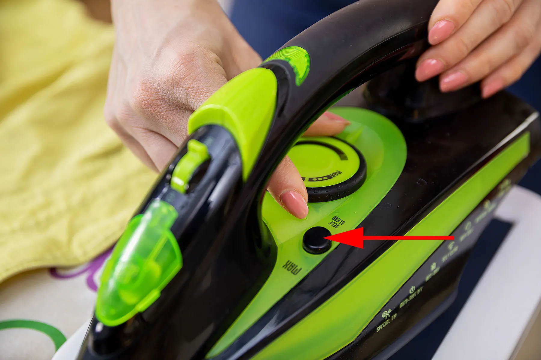 Кнопка самоочистки утюга