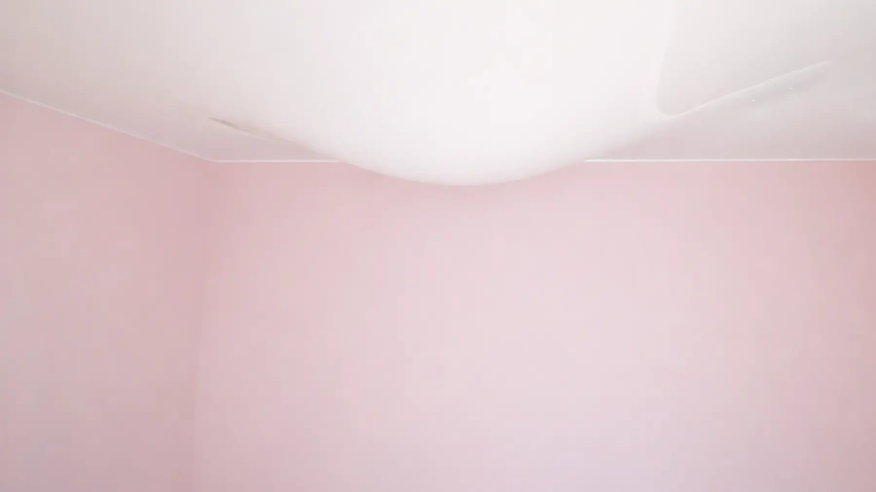 Как самостоятельно слить воду с натяжного потолка