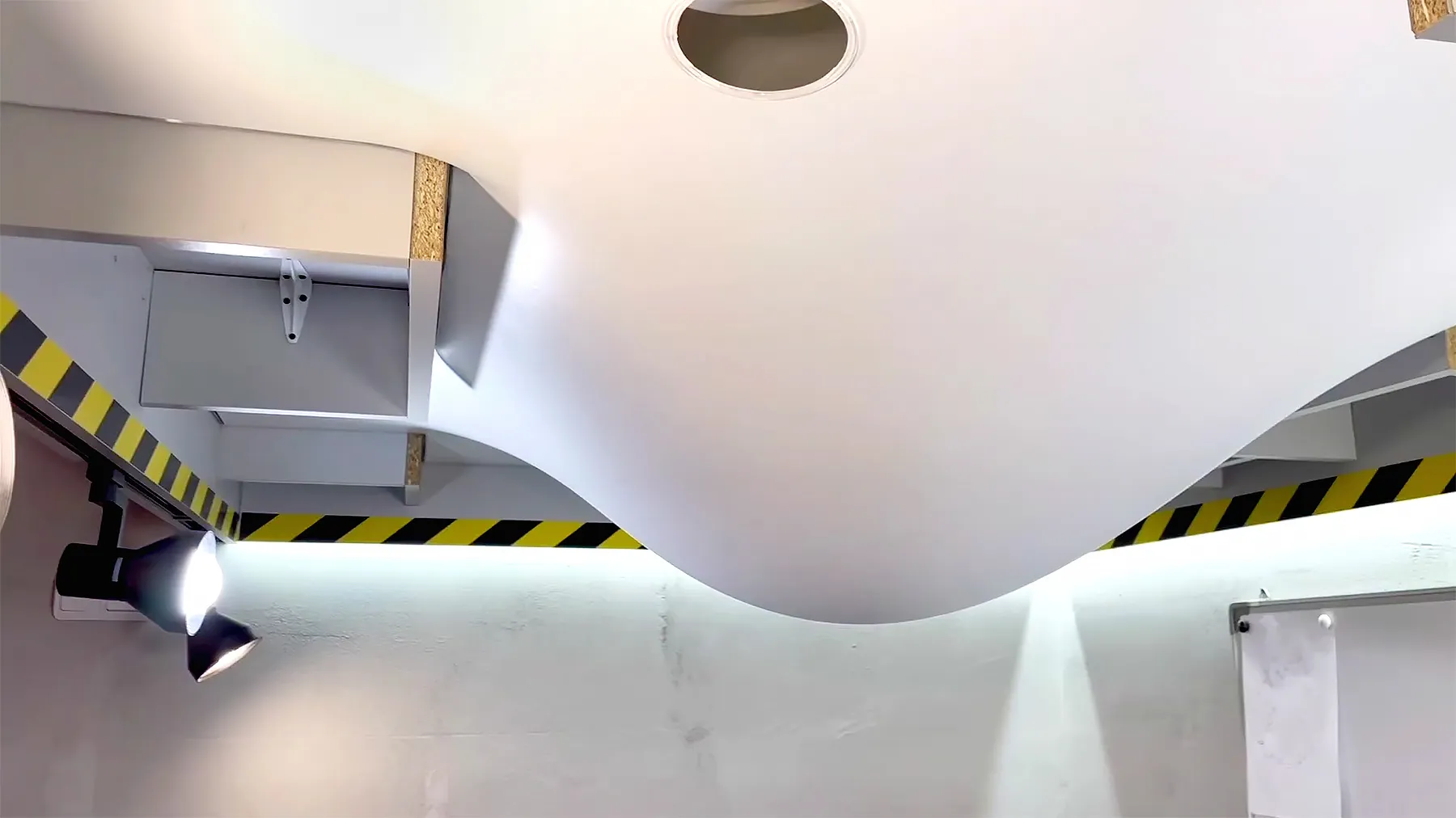 Водяной пузырь в натяжном потолке