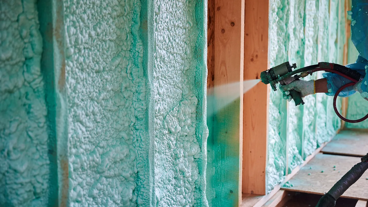 Нанесение напыляемого утеплителя
