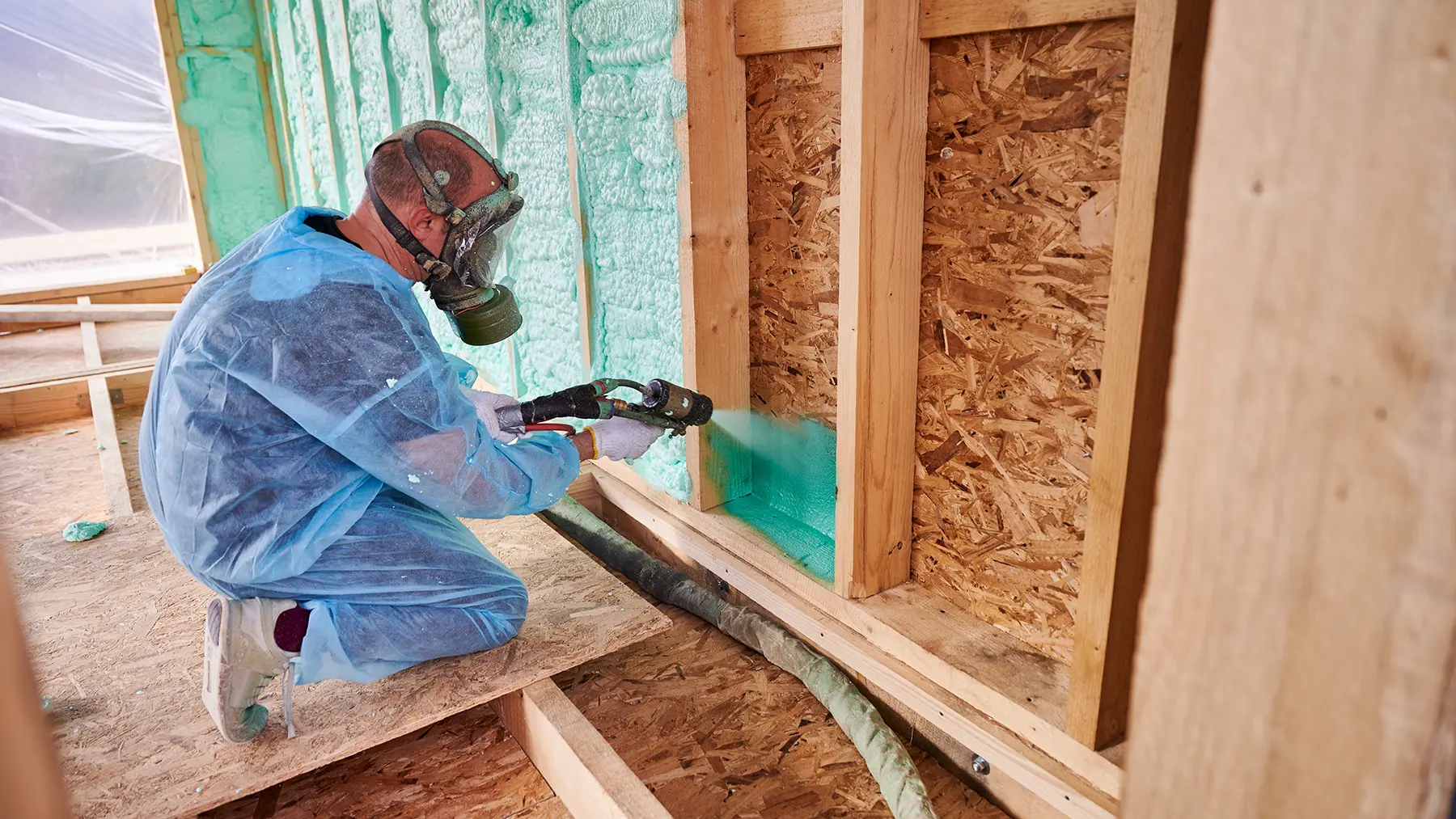 Нанесение напыляемого утеплителя