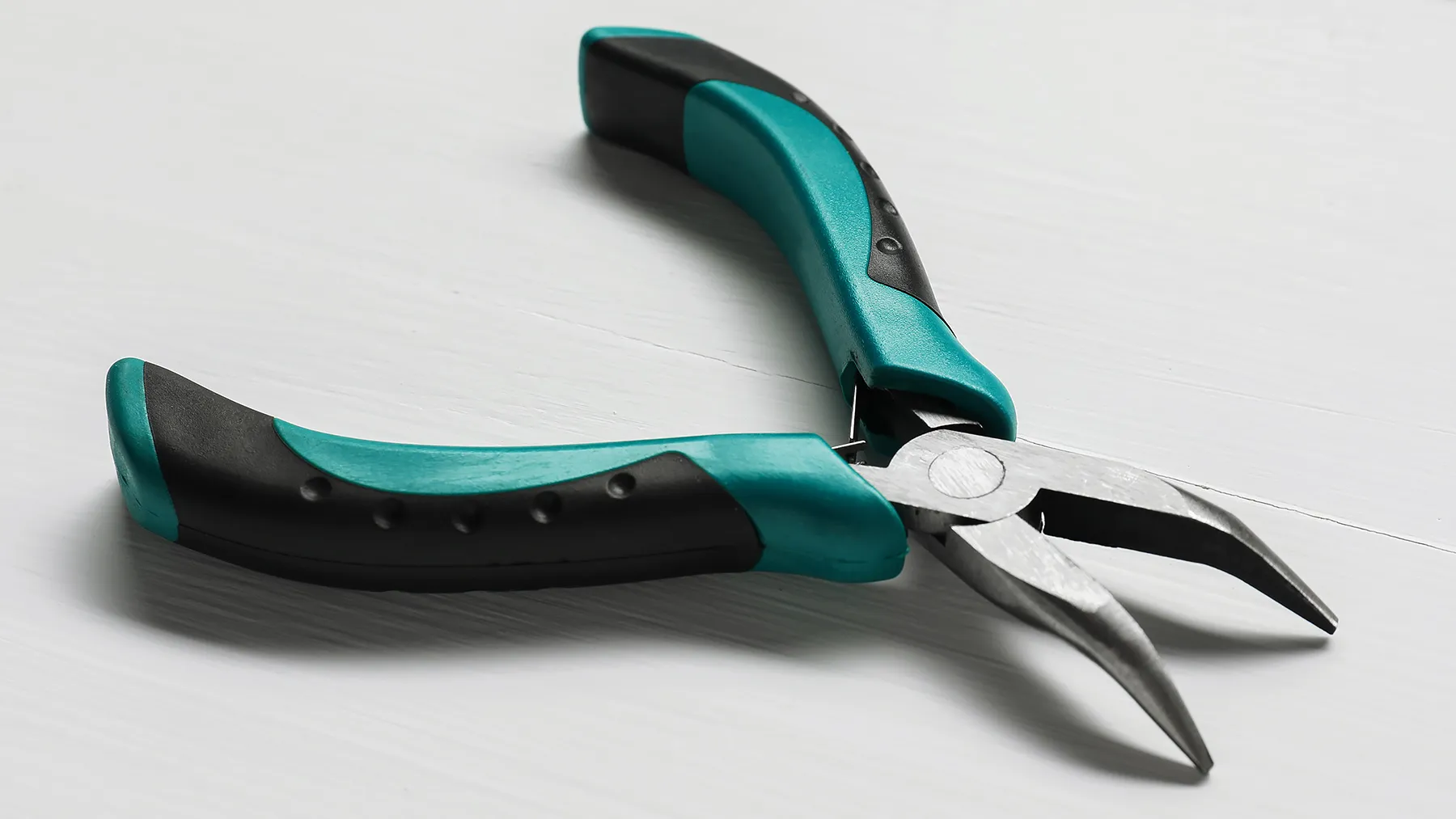 Плоскогубцы с изогнутой рабочей частью