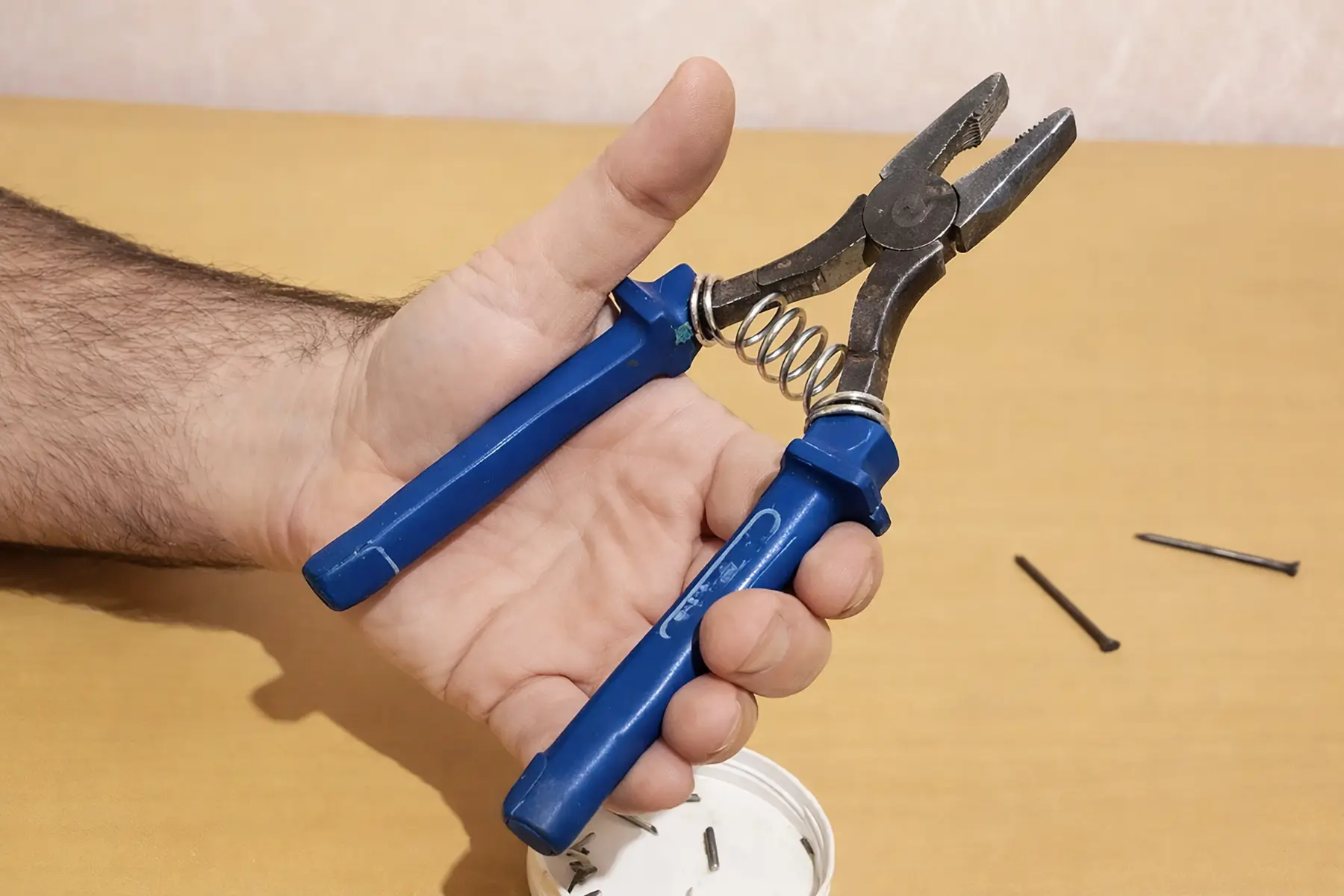 Пассатижи с подпружиненными ручками