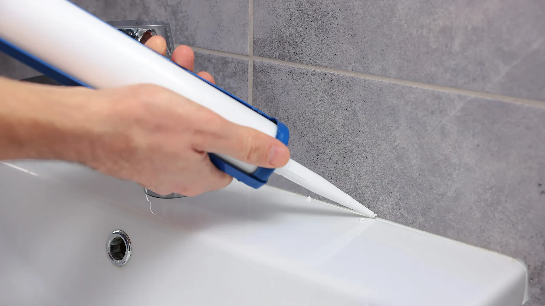 Использование санитарного герметика в ванной комнате