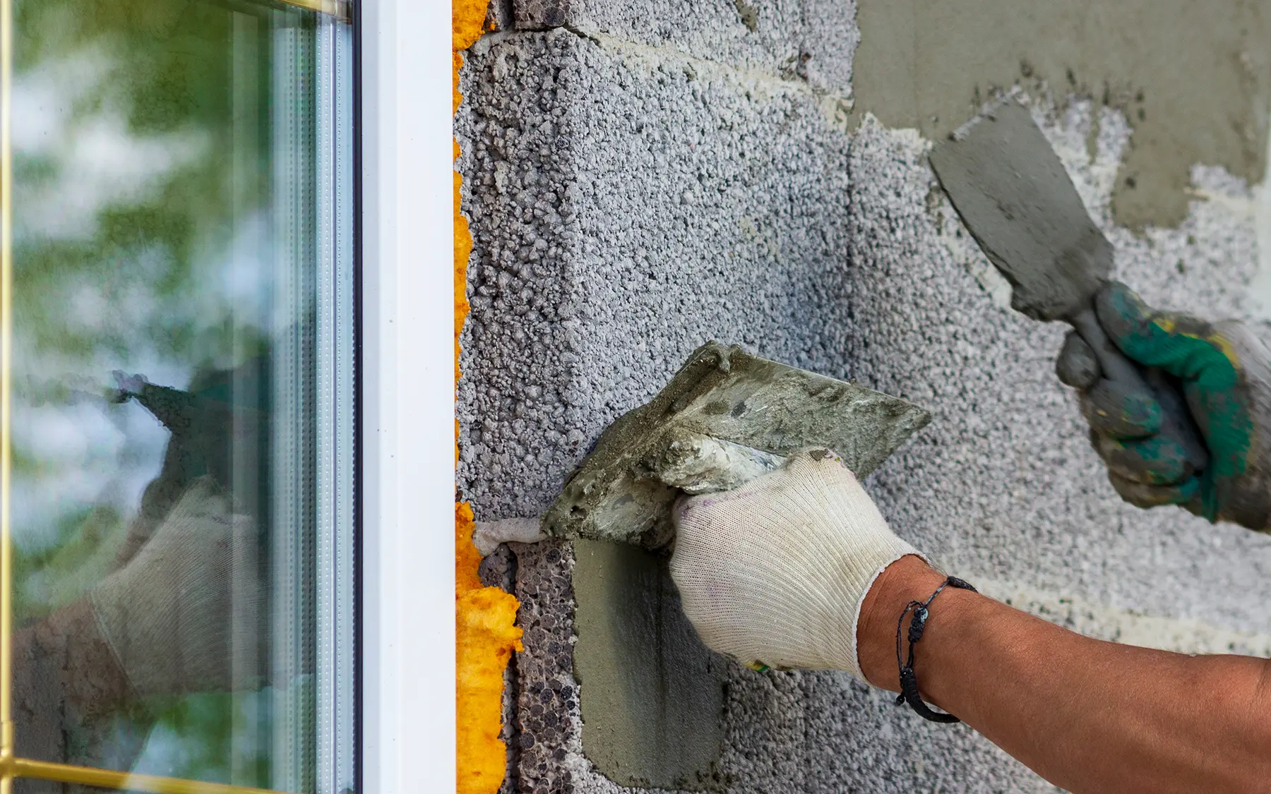 Нанесение теплой штукатурки на фасад дома