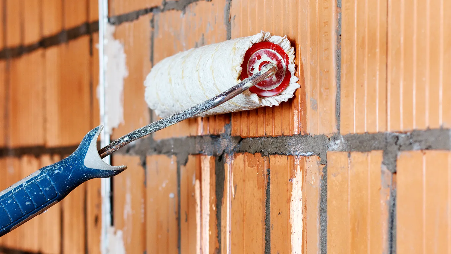 Грунтование стены