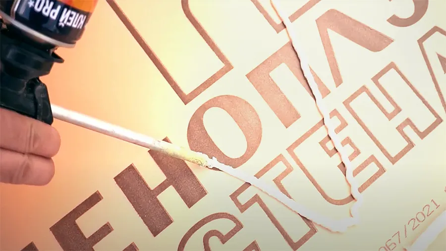 Нанесение клея на плиту