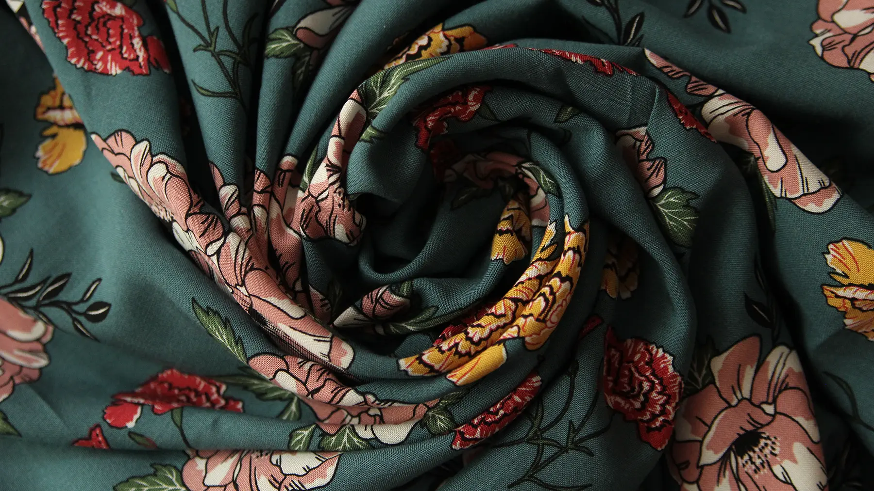 Пример драпировки окрашенной вискозы для пошива одежды