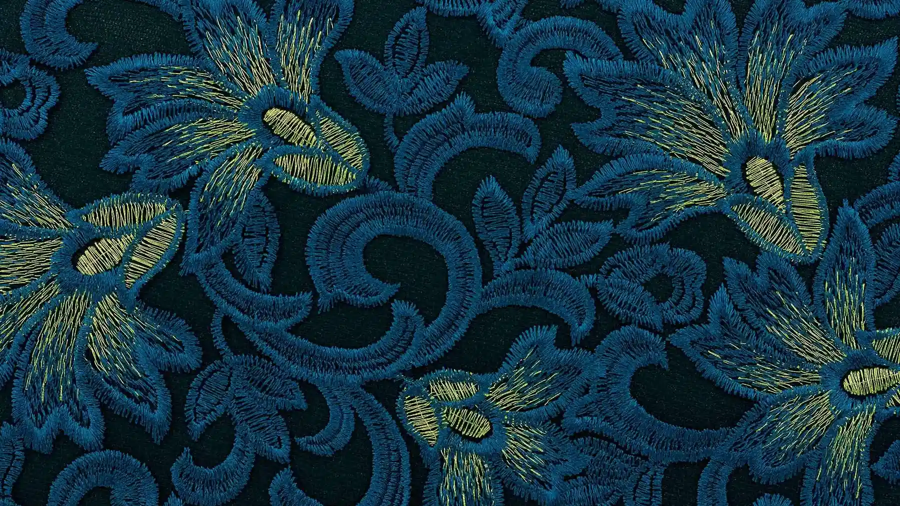 Вышитые узоры на ткани