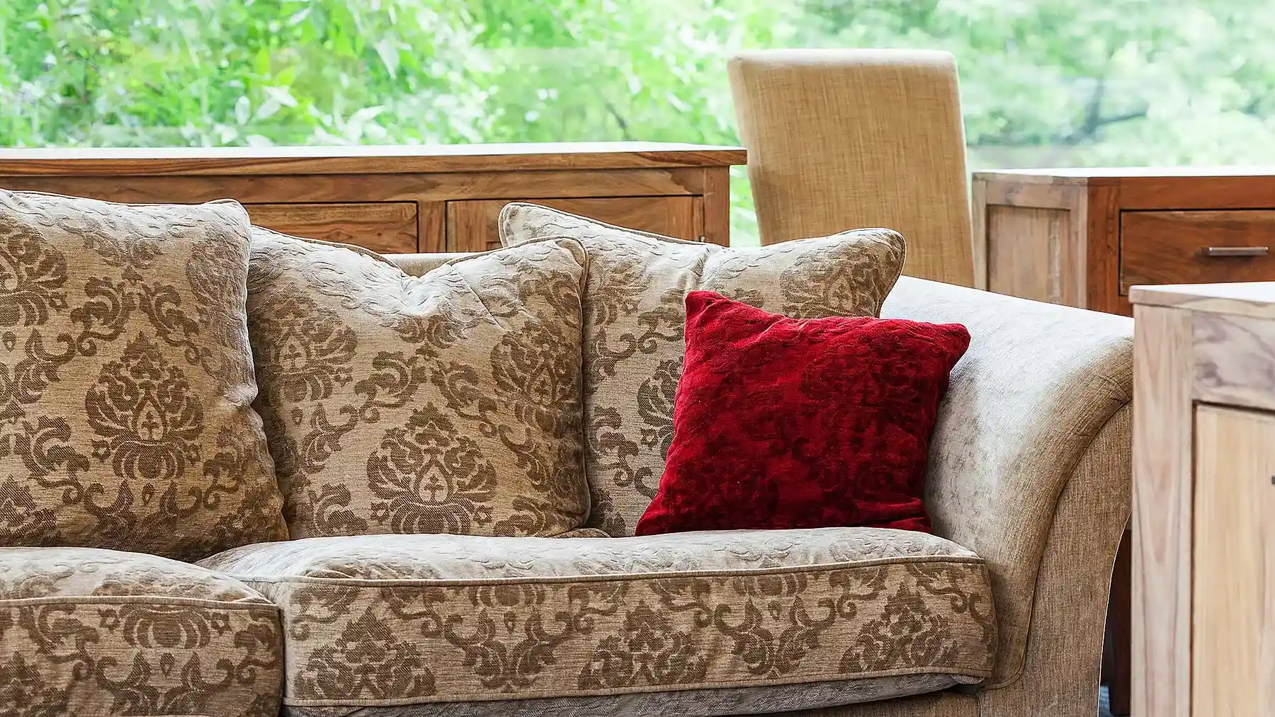 Диван с обивкой из жаккарда