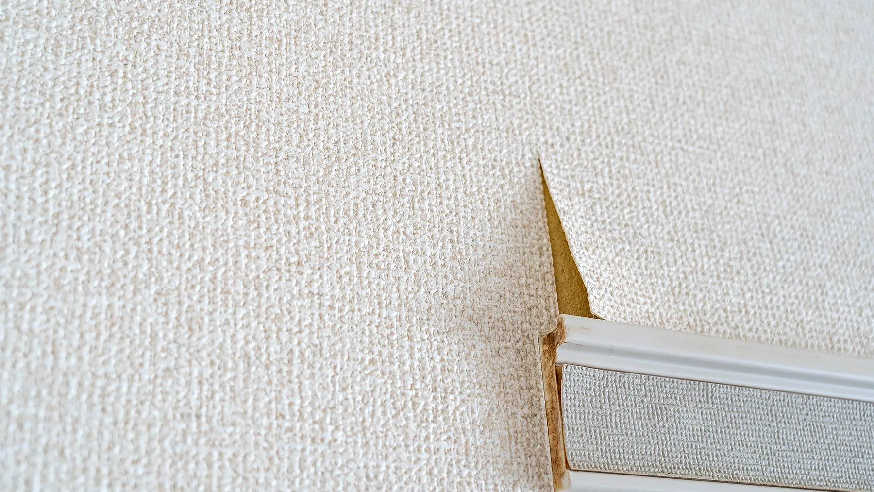 При сухом воздухе, особенно зимой, обои на стыках могут отклеиваться